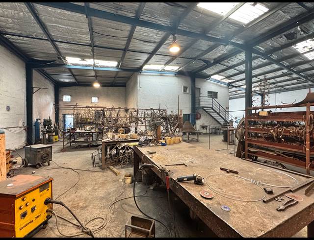 800M² WAREHOUSE FOR SALE IN MOUNT EDGECOMBE